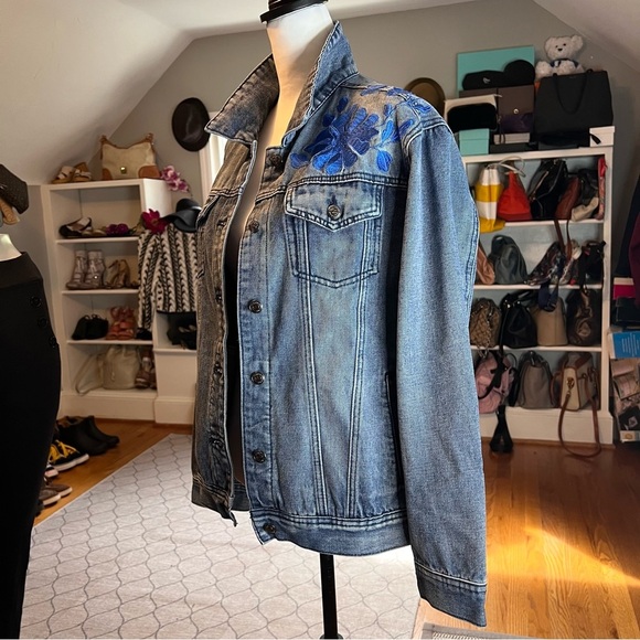 Seven7 Women's Blue Large Denim Jacket with Floral Embroidery - Picture 5 of 8